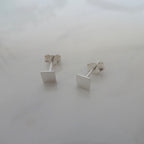 Petites boucles d'oreilles à tige carrées en argent sterling de 4 mm