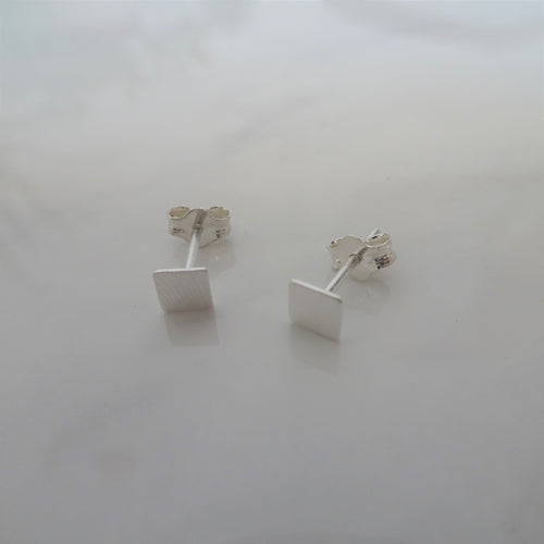 Petites boucles d'oreilles à tige carrées en argent sterling de 4 mm
