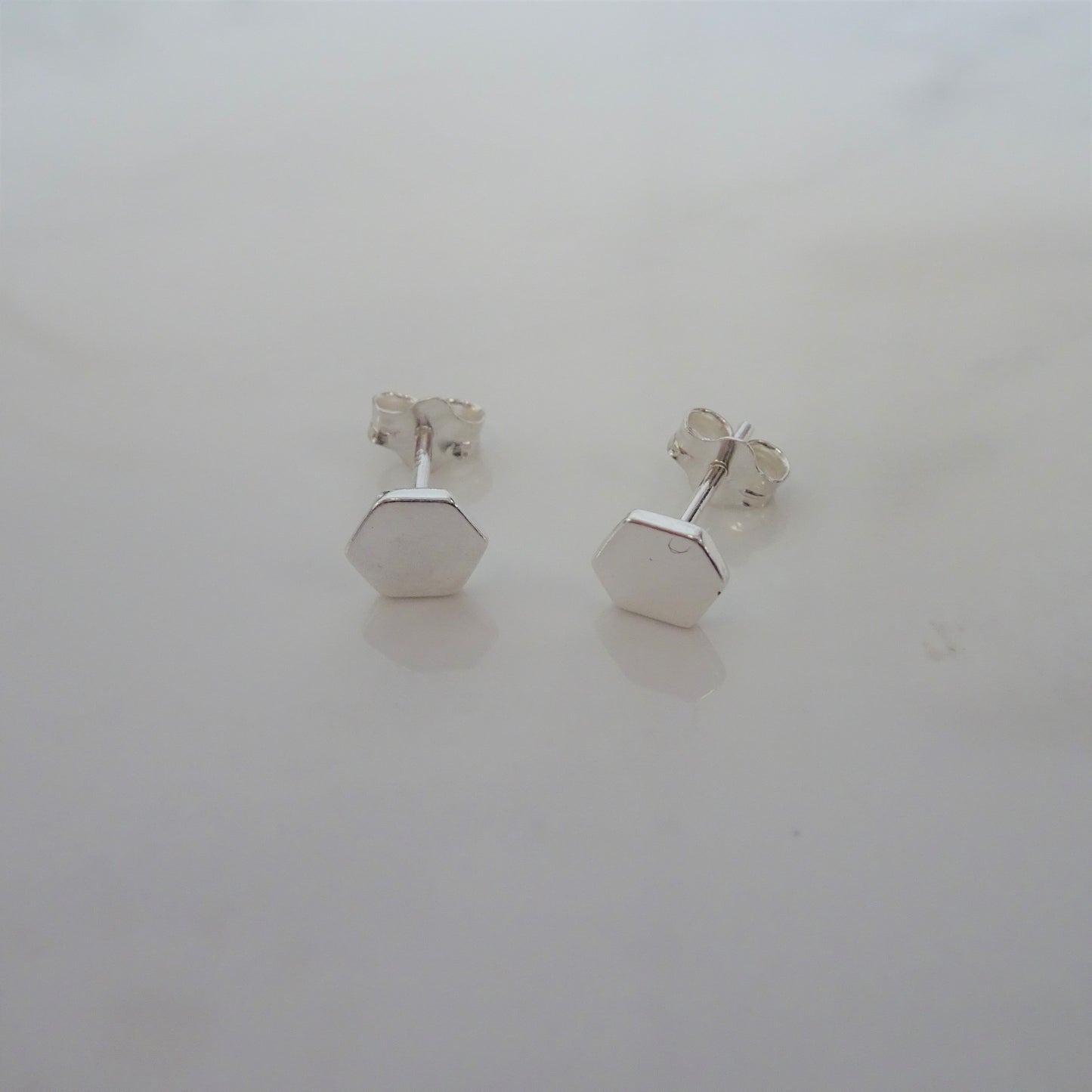 Boucles d'oreilles à tige hexagonales en argent sterling
