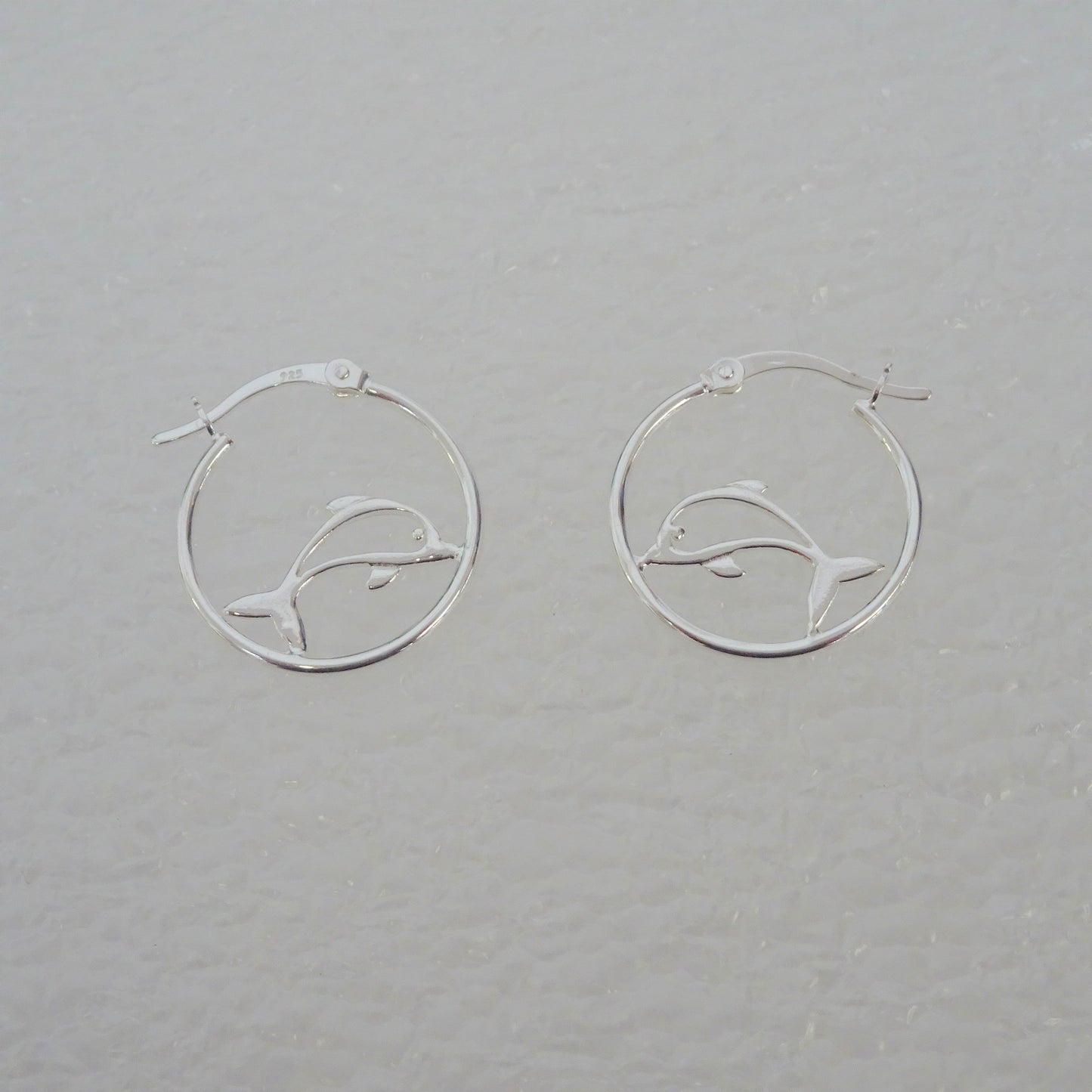Boucles d'oreilles créoles en argent sterling avec dauphin