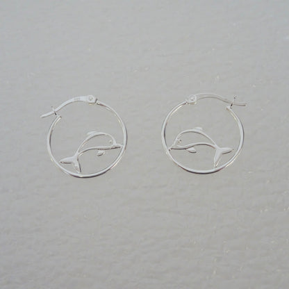 Boucles d'oreilles créoles en argent sterling avec dauphin