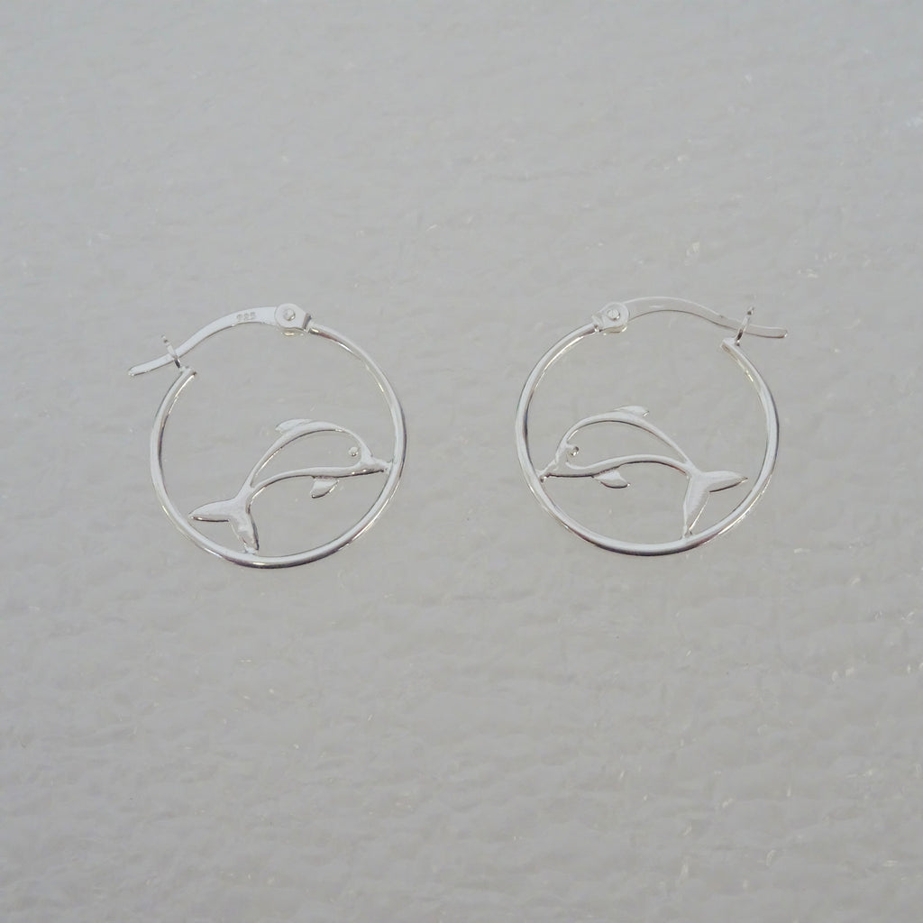 Boucles d'oreilles créoles en argent sterling avec dauphin