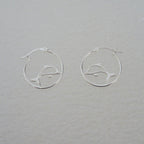Boucles d'oreilles créoles en argent sterling avec dauphin