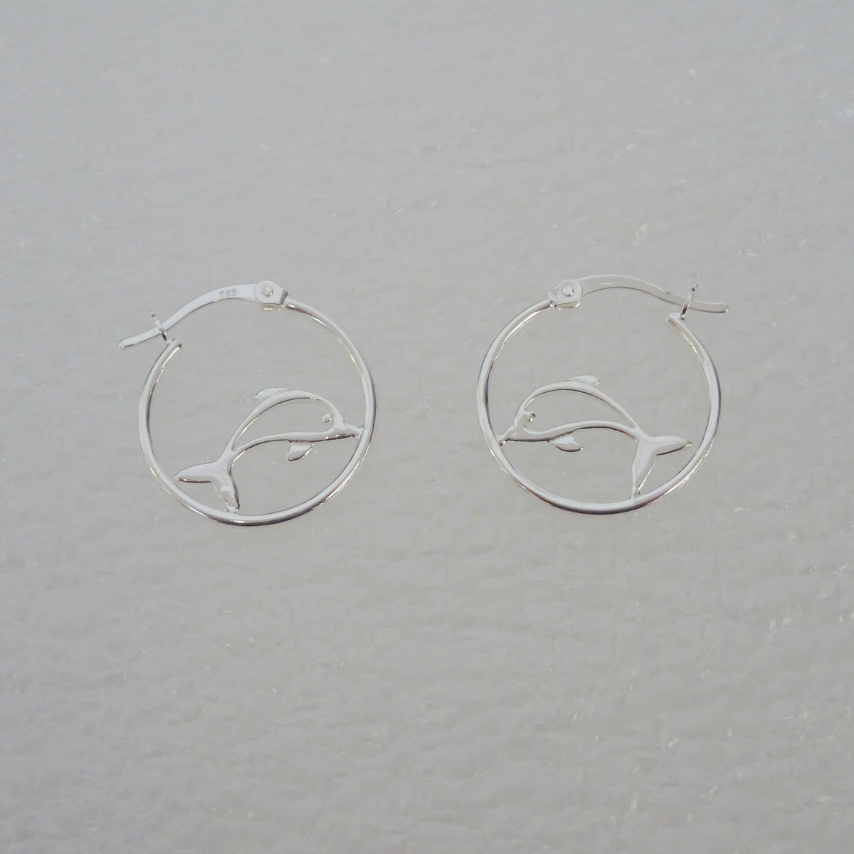 Boucles d'oreilles créoles en argent sterling avec dauphin