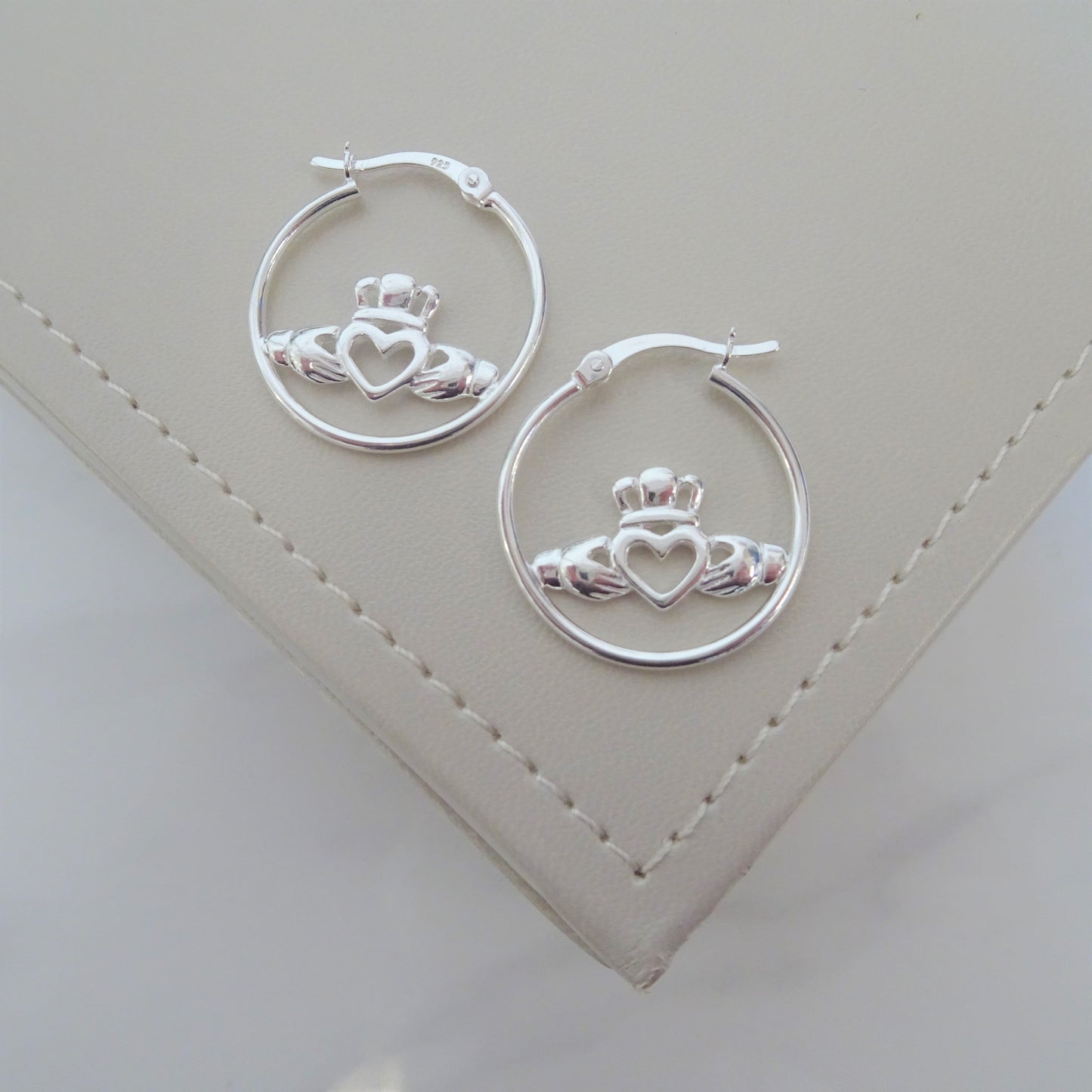 Boucles d'oreilles créoles en argent sterling avec Claddagh