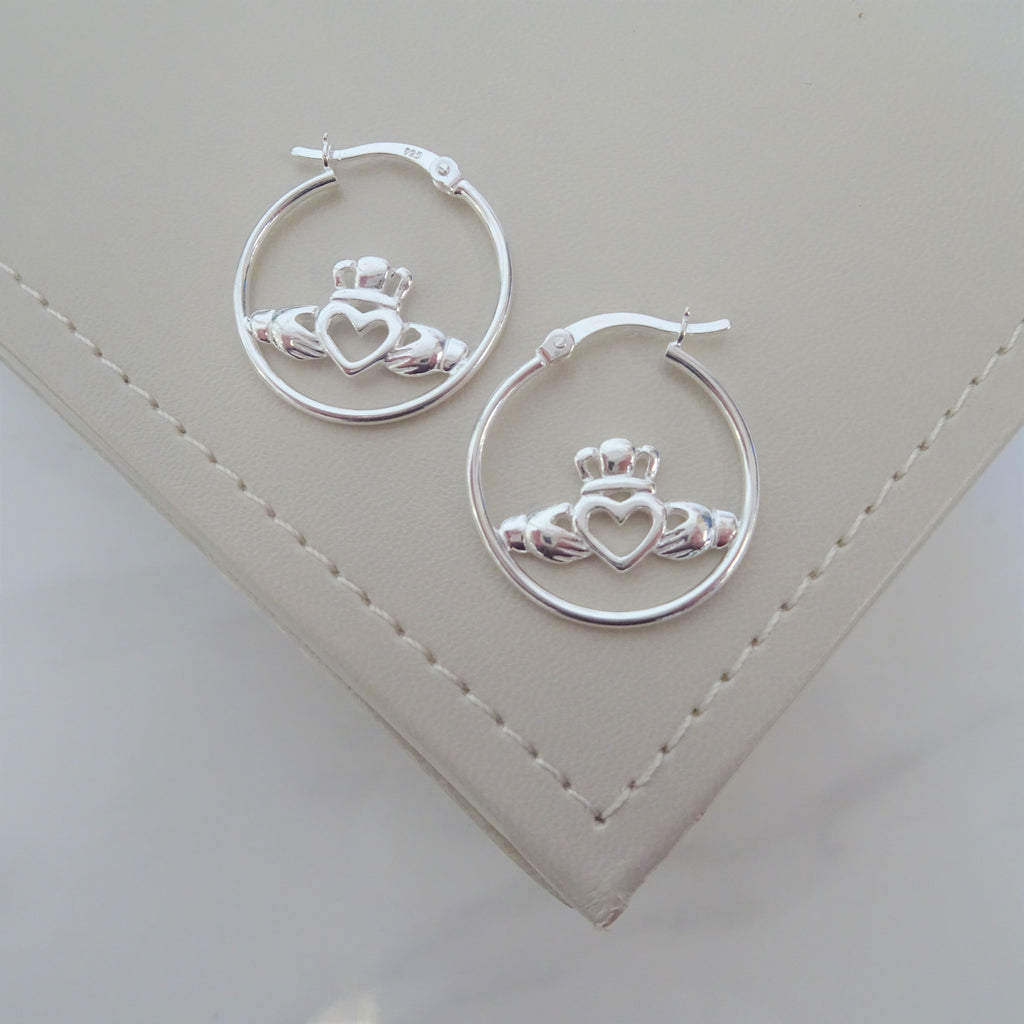 Boucles d'oreilles créoles en argent sterling avec Claddagh