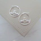 Boucles d'oreilles créoles en argent sterling avec Claddagh