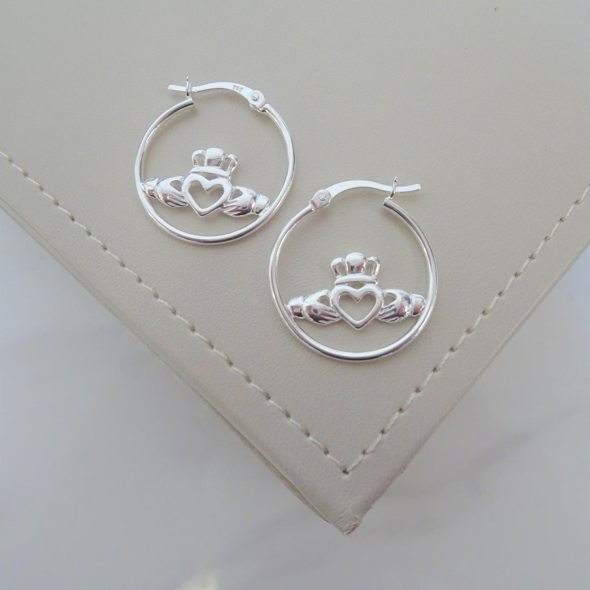 Boucles d'oreilles créoles en argent sterling avec Claddagh