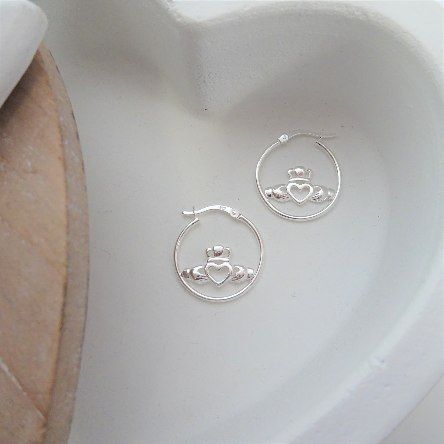 Boucles d'oreilles créoles en argent sterling avec Claddagh