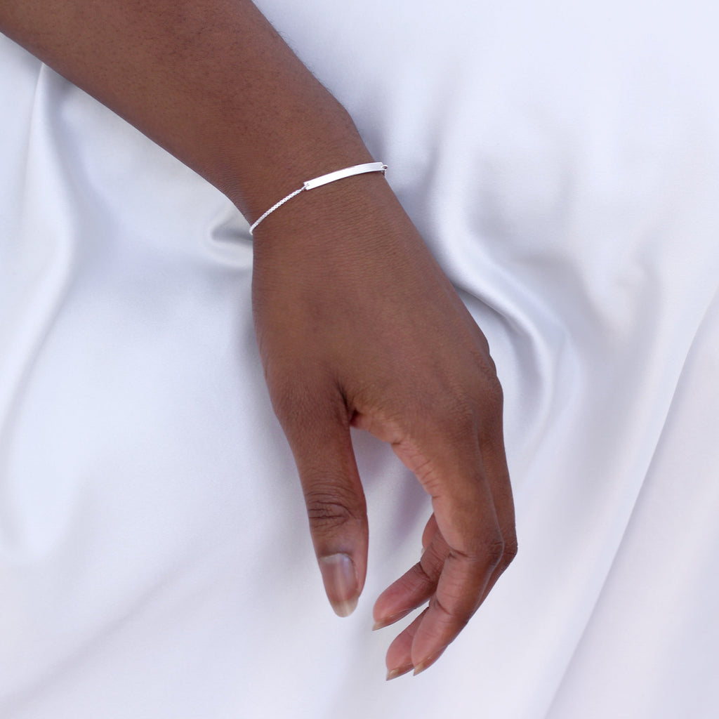 Bracelet réglable en argent sterling avec barre incurvée gravable