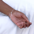 Bracelet réglable en argent sterling avec barre incurvée gravable