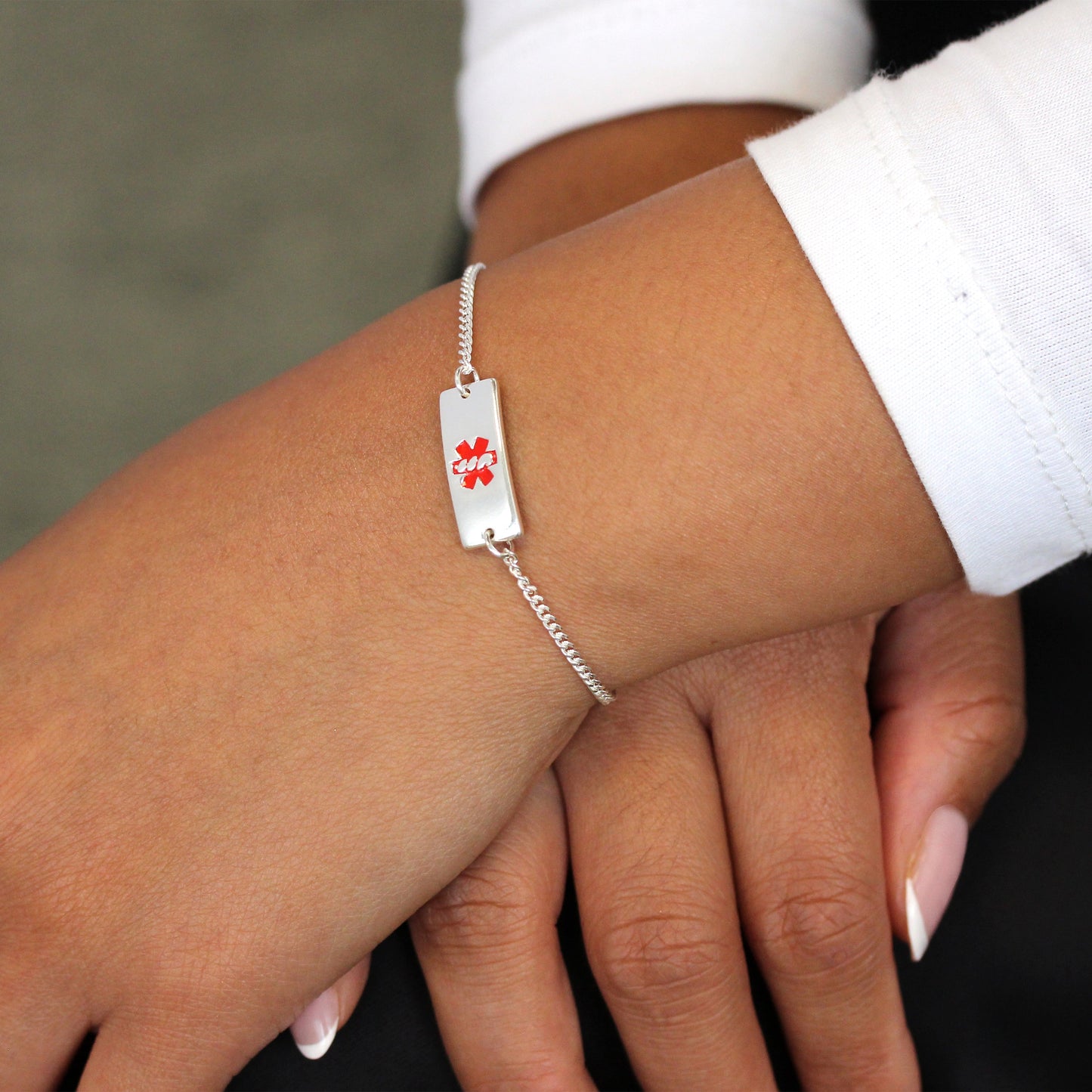 Bracelet d'identification médicale en argent sterling pour femme de 17,8 cm avec plaque rectangulaire gravable