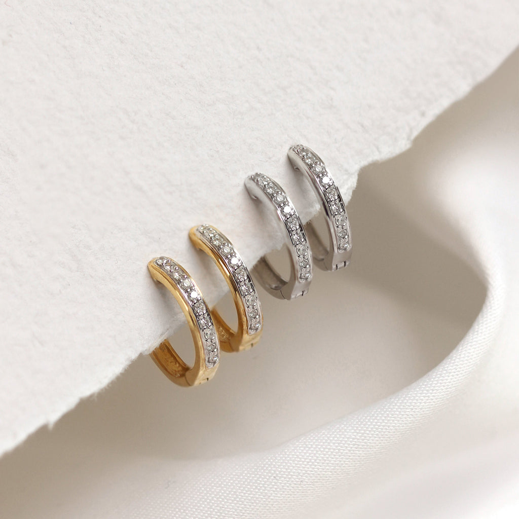 Boucles d'oreilles Huggie en or 9 carats avec diamants