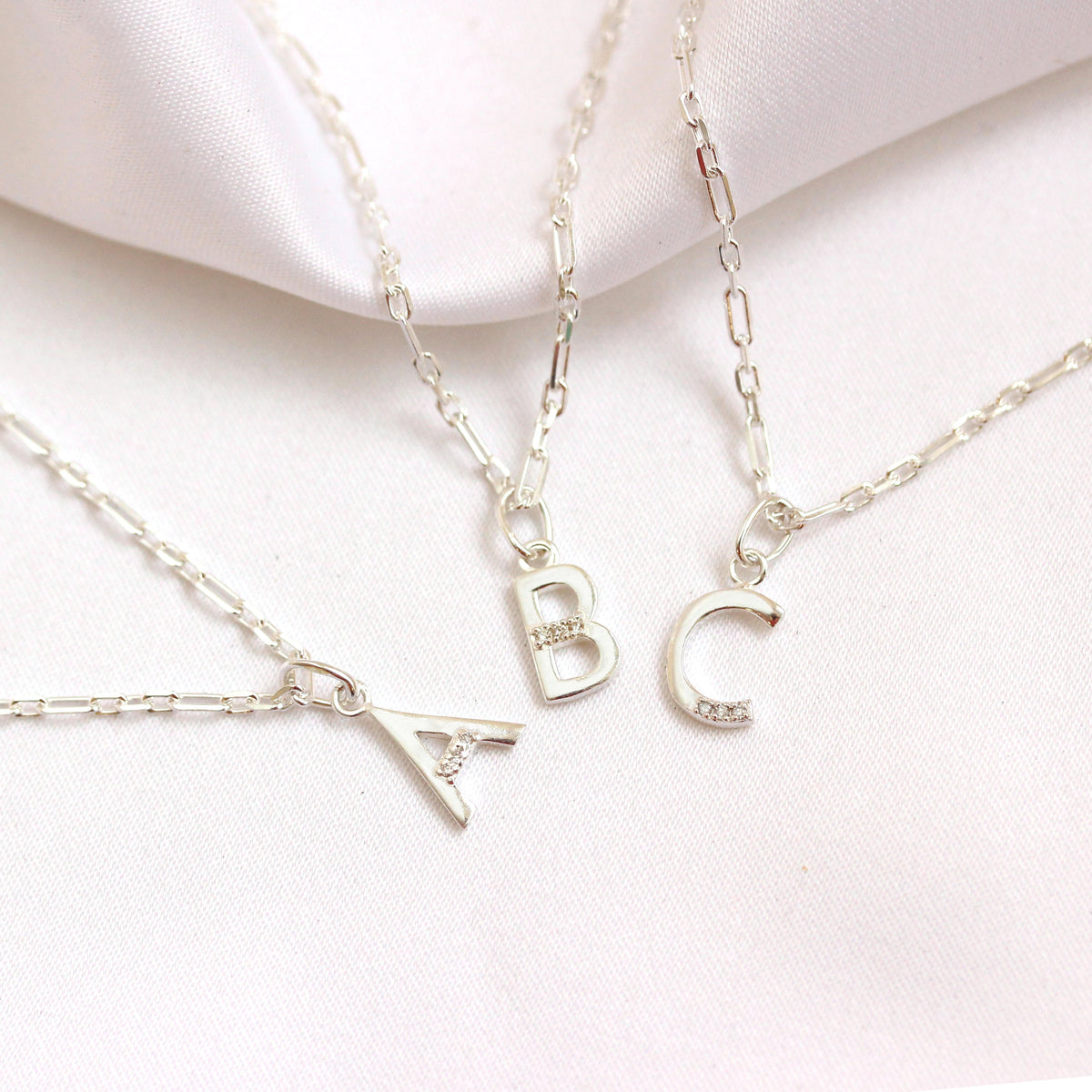 Collier initial triple diamant en argent sterling