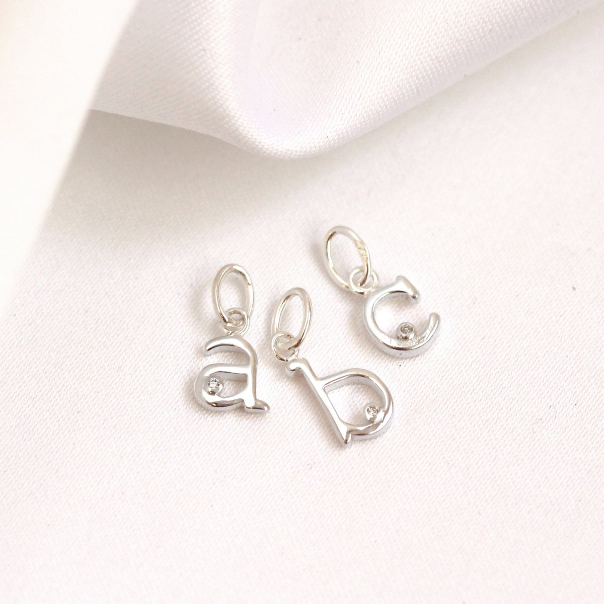 Collier initial en argent sterling avec diamants