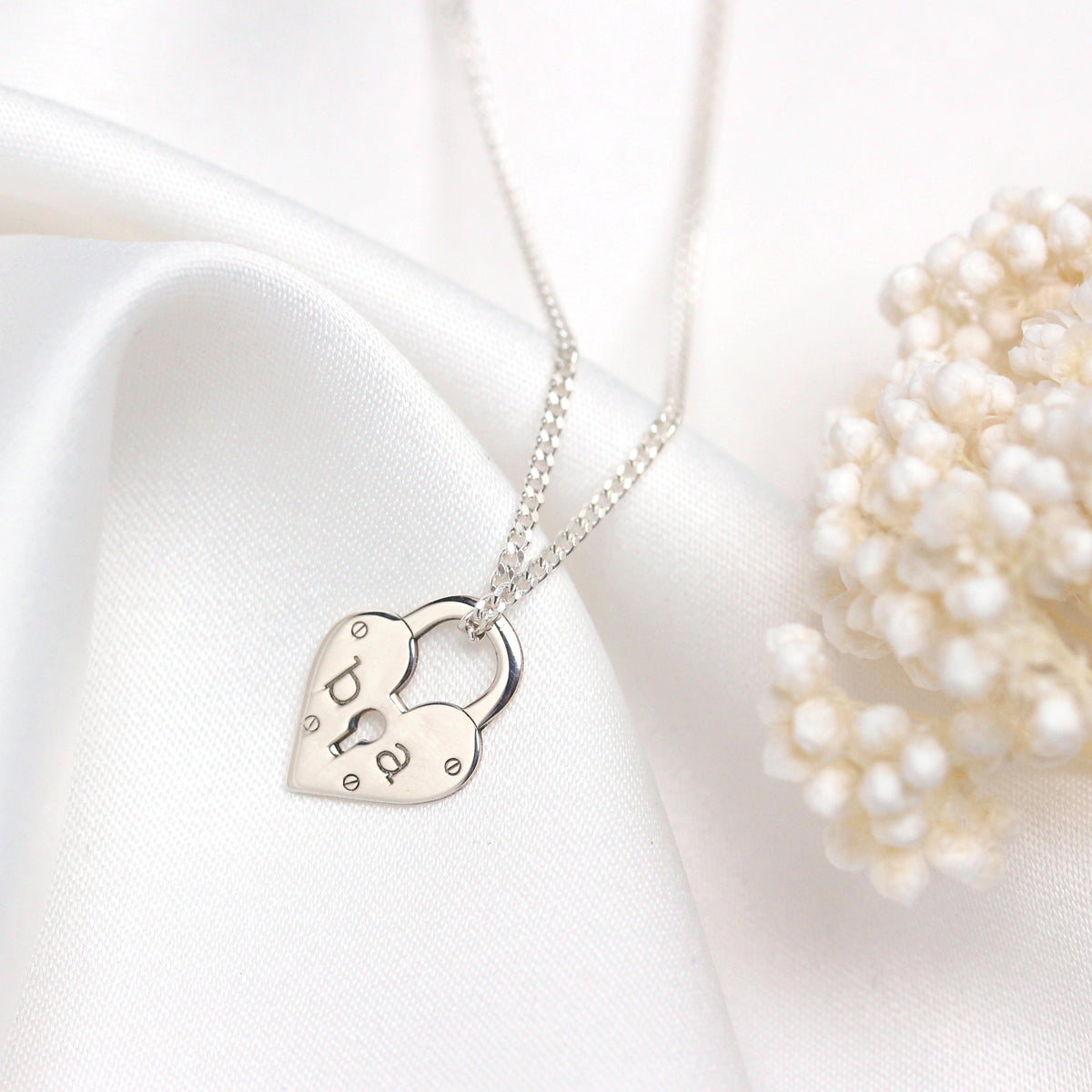Collier personnalisé en argent sterling avec cadenas en forme de cœur et initiales