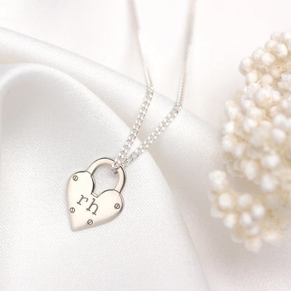 Collier personnalisé en argent sterling avec cadenas en forme de cœur et initiales