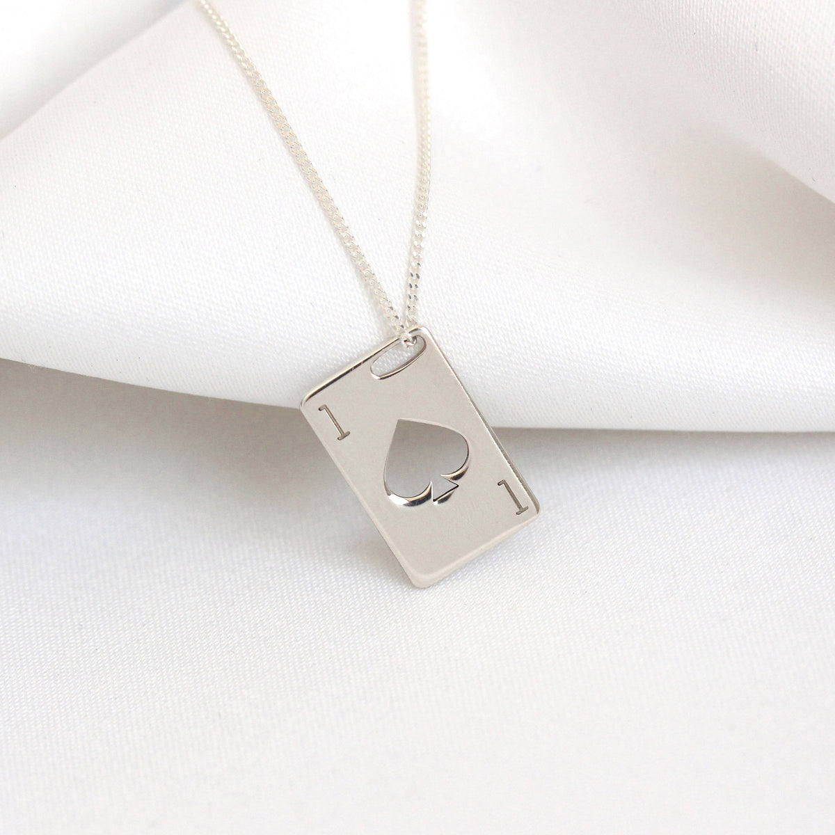 Collier personnalisé en argent sterling avec initiales de carte à jouer