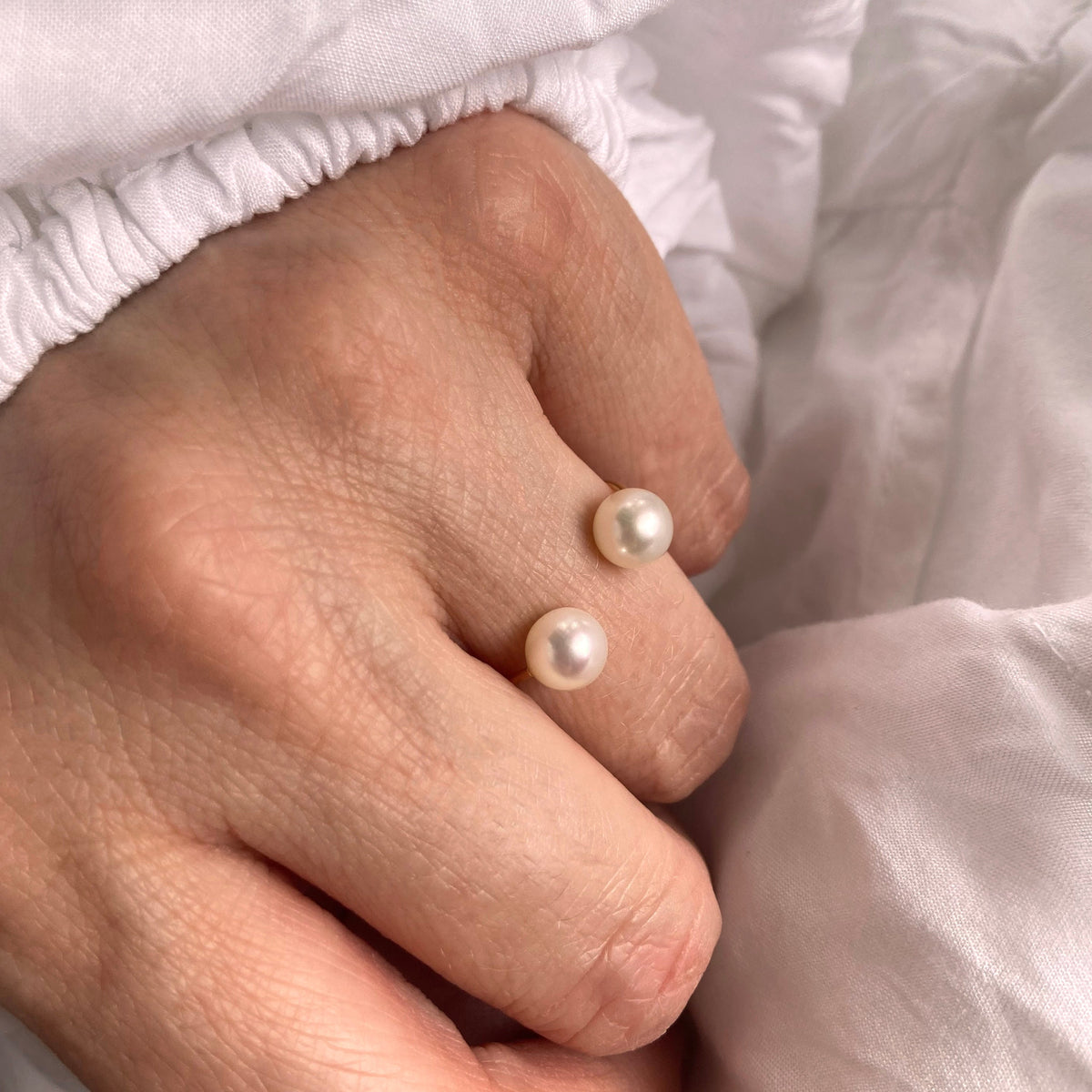 Bague ouverte réglable en or jaune 9 carats avec double perle d'eau douce blanche