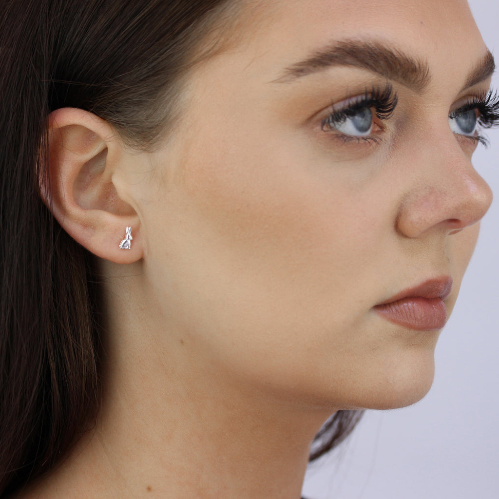 Boucles d'oreilles à tige en argent sterling en forme de lapin assis