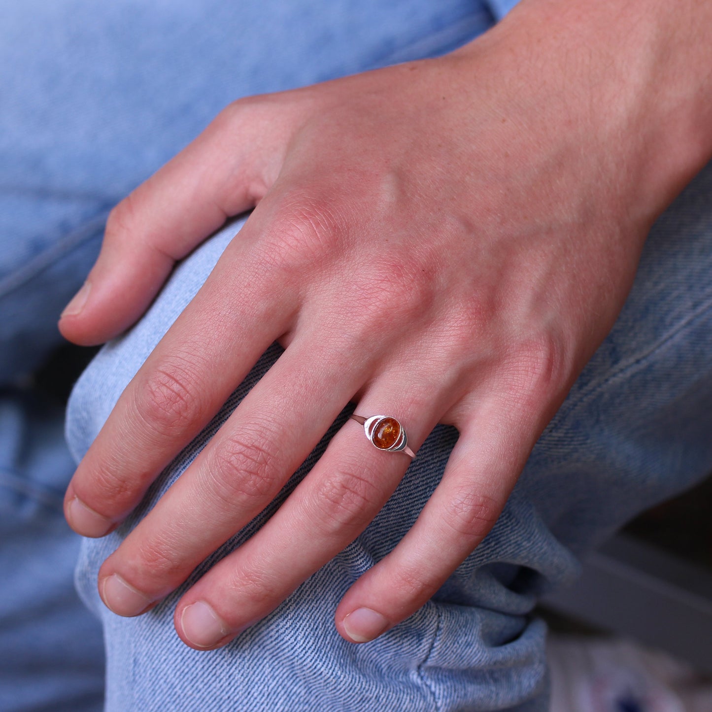 Petite bague ovale en argent sterling et ambre de la Baltique