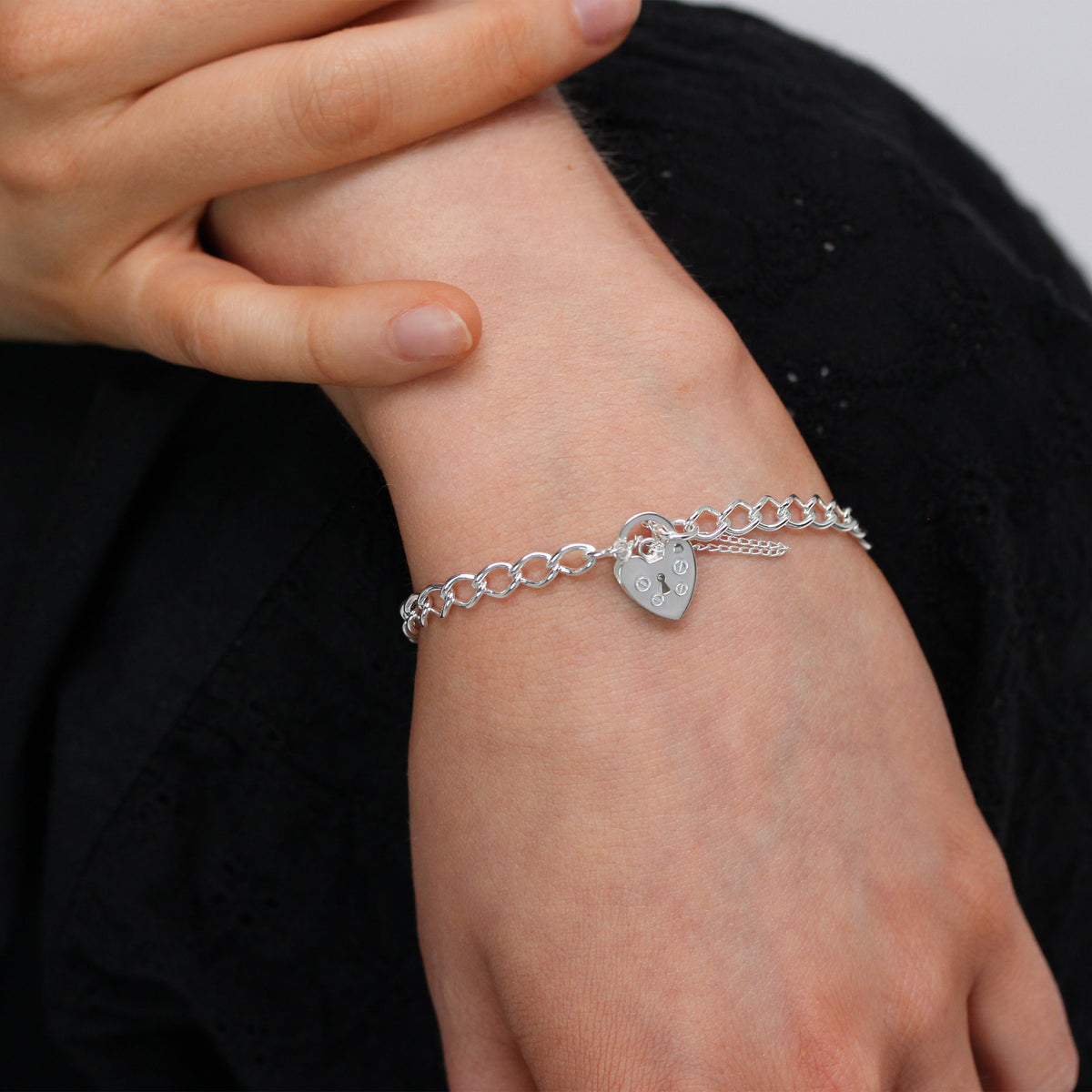Bracelet à breloques en argent sterling avec fermoir en forme de cœur