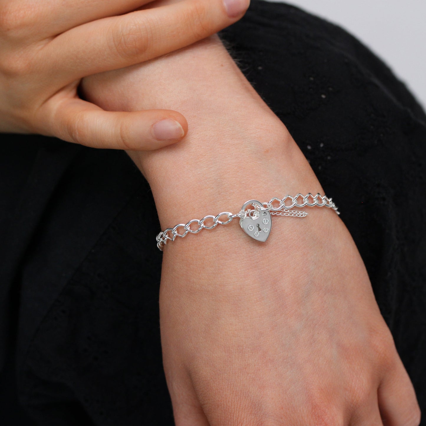 Bracelet à breloques en argent sterling avec fermoir en forme de cœur