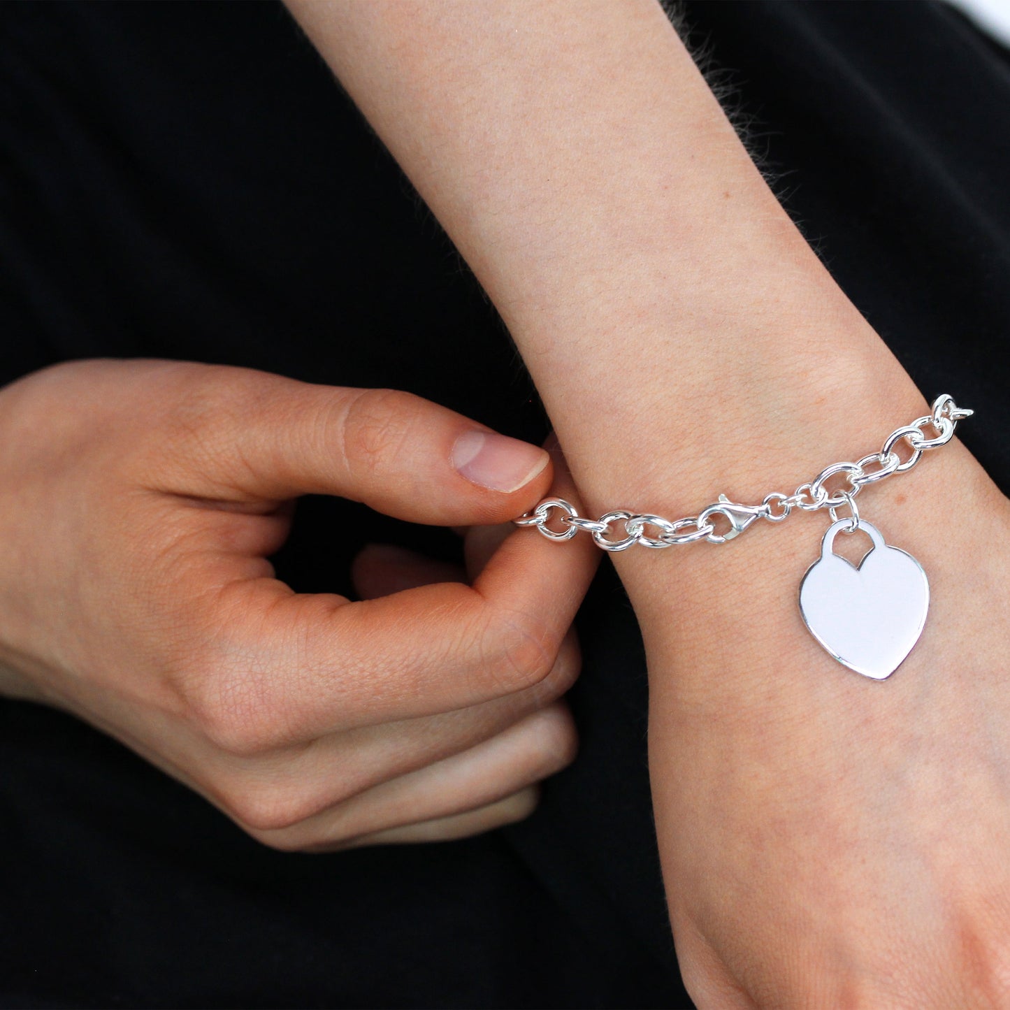 Bracelet à breloques en argent sterling de 18 cm avec grande étiquette en forme de cœur à graver