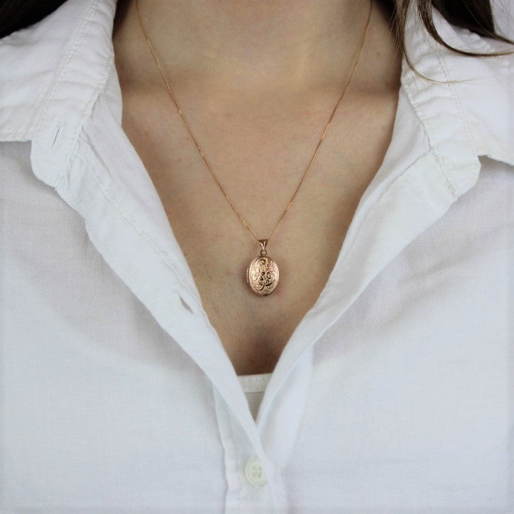 Médaillon floral gravé en or rose 9 carats