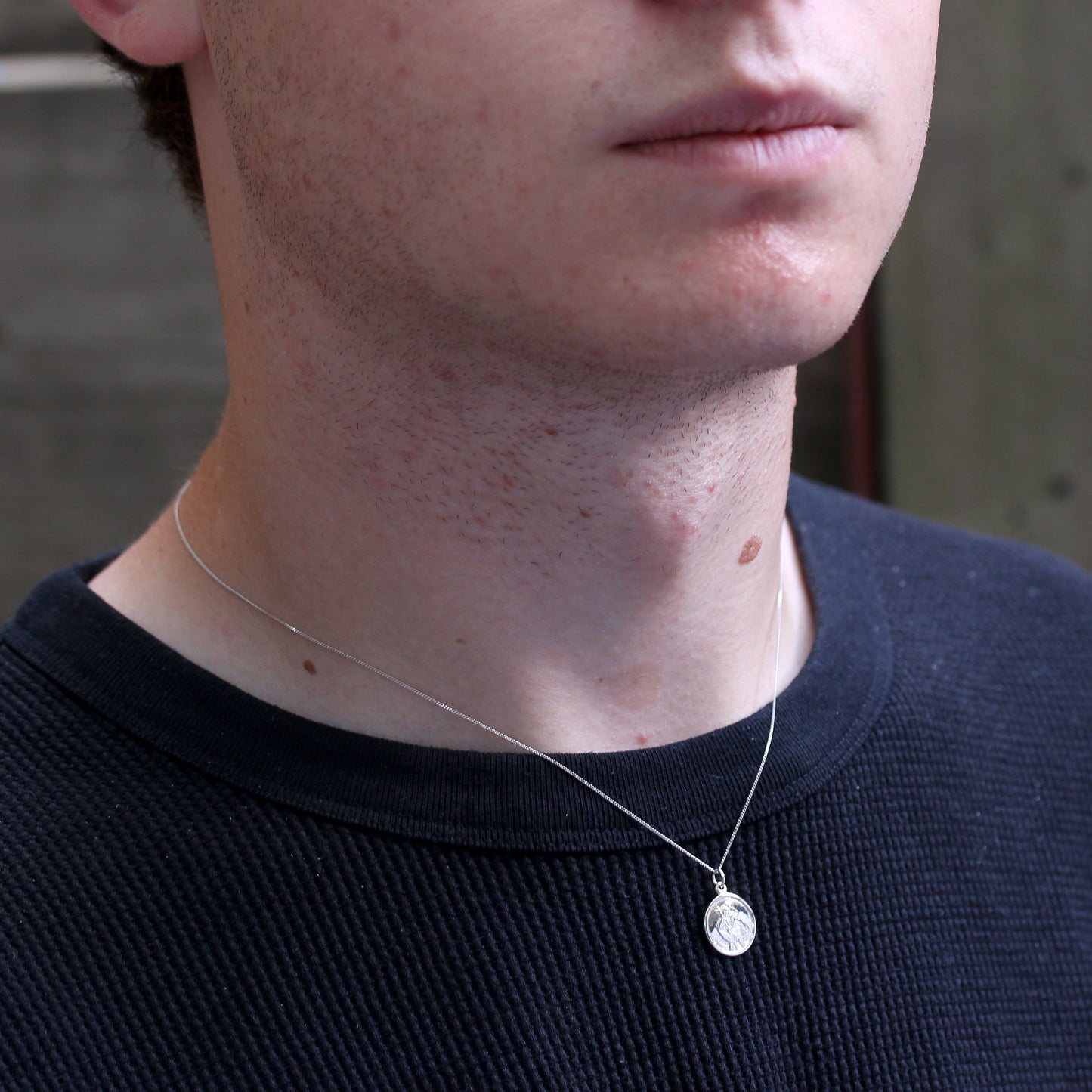 Collier personnalisé Saint-Christophe en or blanc 9 carats