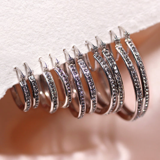 Boucles d'oreilles créoles en argent sterling avec cristaux pavés