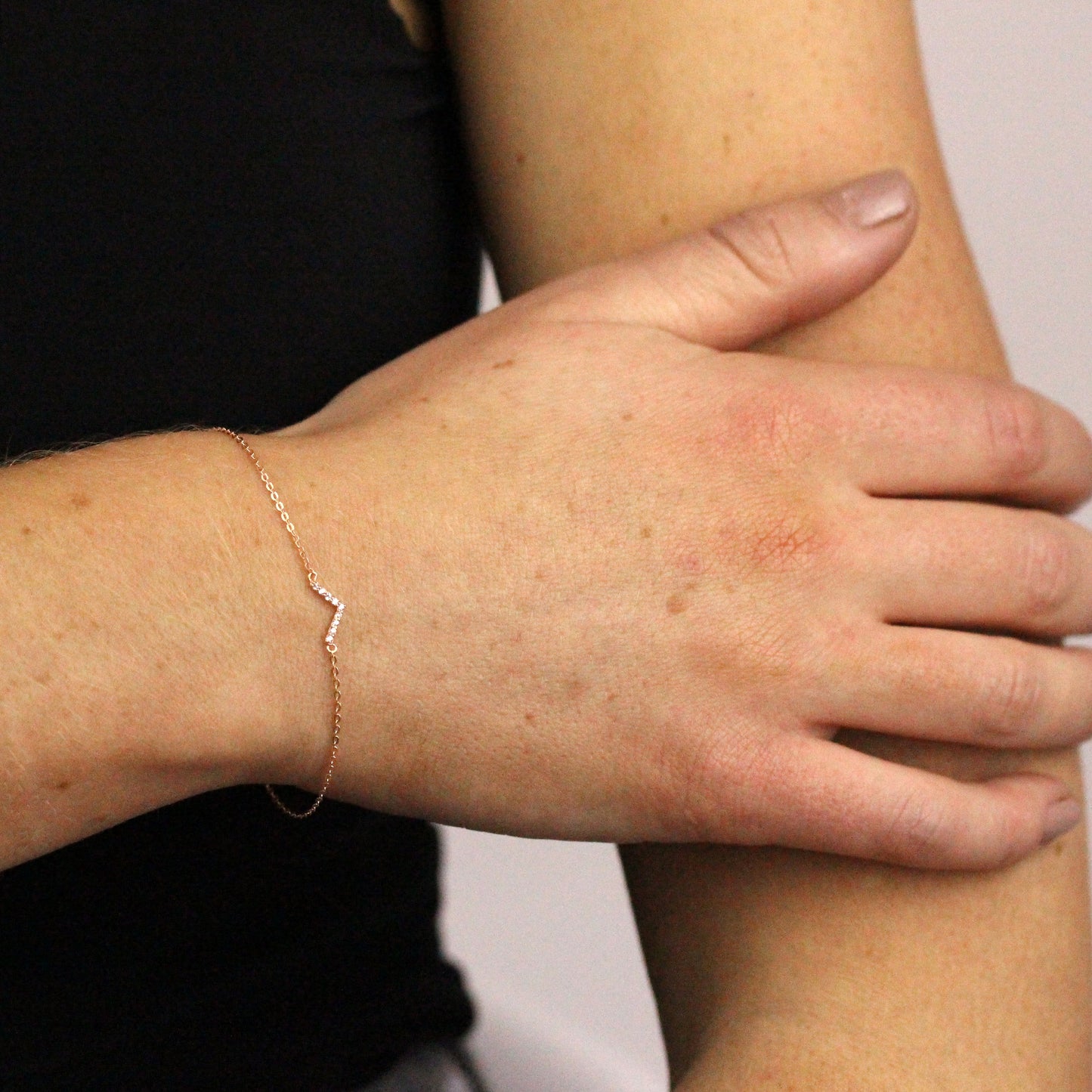 Bracelet lettre V en or rose 9 carats et cristal CZ transparent, 18 cm