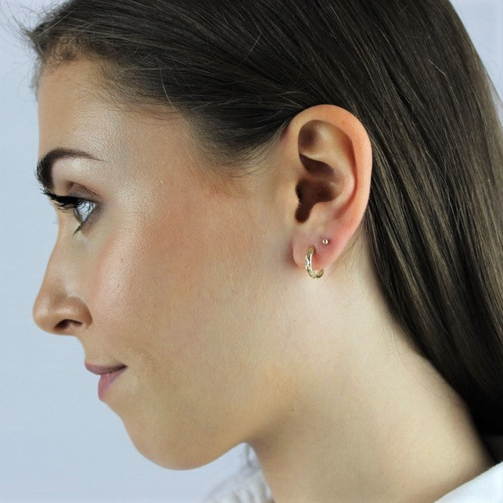 Boucles d'oreilles créoles à facettes en or 9 carats