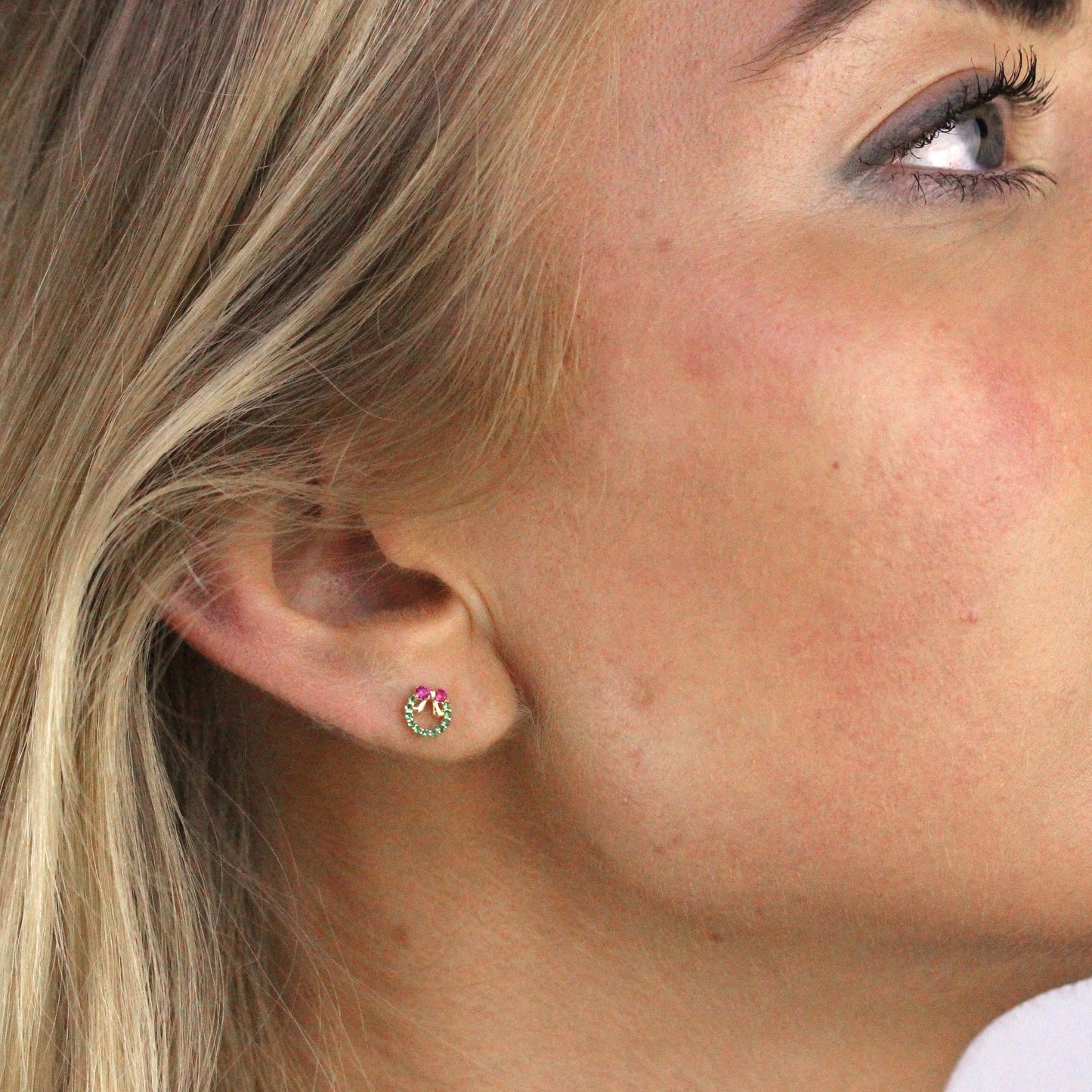 Boucles d'oreilles à tige en or 9 carats avec rubis et émeraude en forme de couronne de Noël colorée