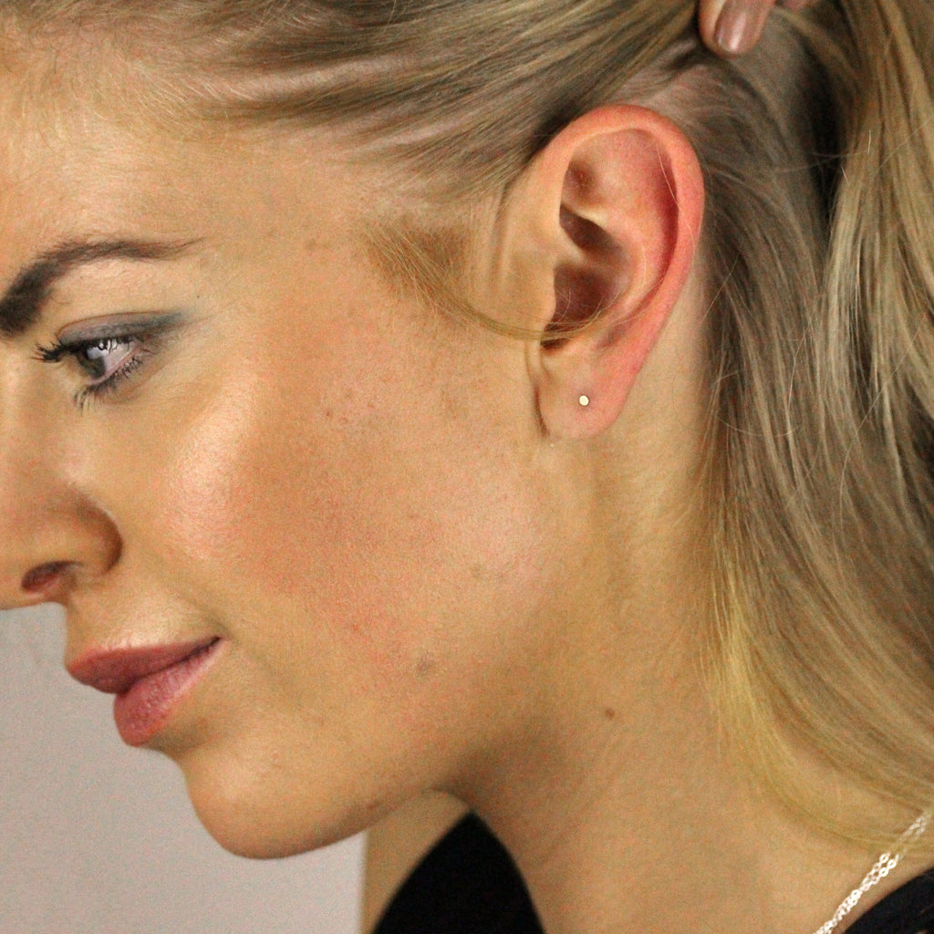 Boucles d'oreilles à tige en or 9 carats avec cercle plat de 2 mm