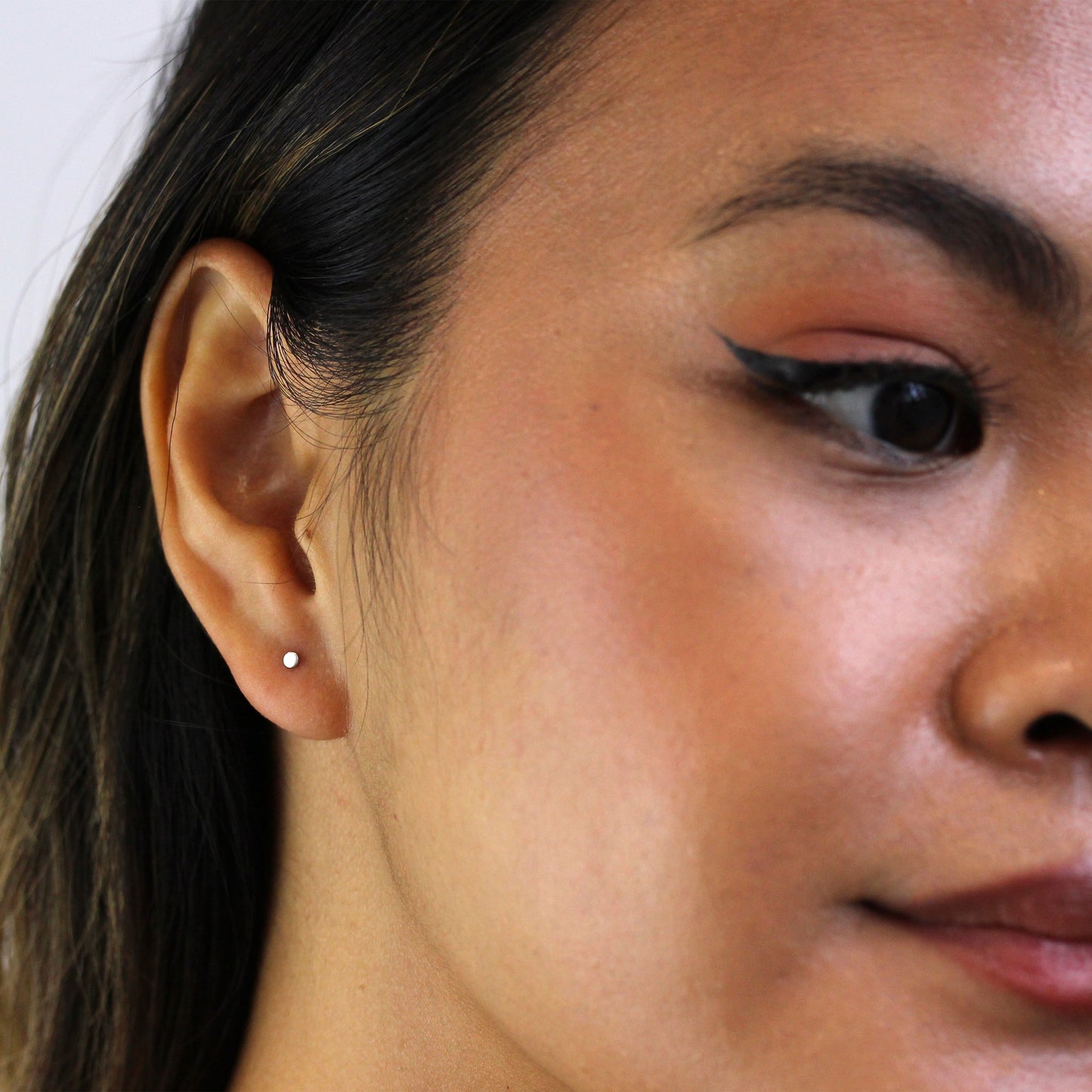 Boucles d'oreilles à tige en or blanc 9 carats avec cercle plat de 2 mm