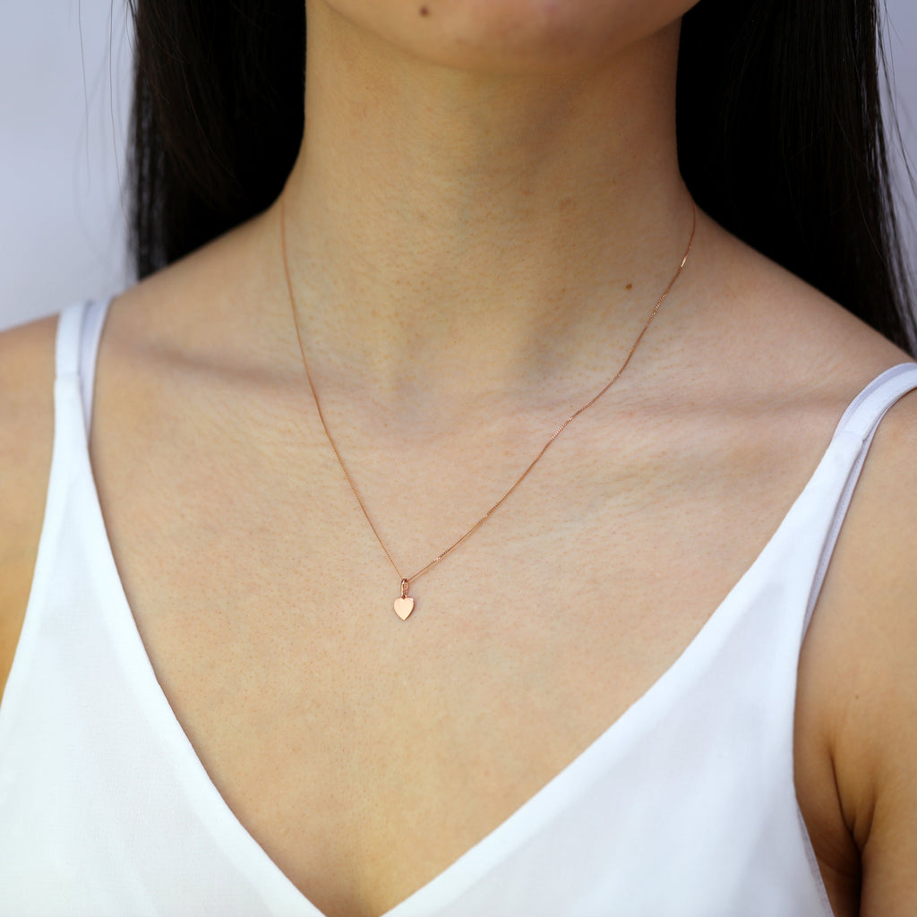 Collier pendentif petit cœur gravable en or rose 9 carats, 40 à 45 cm
