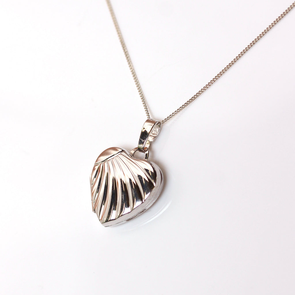 Médaillon en forme de cœur sur chaîne en or blanc 9 carats avec motif rayons de soleil, 40 à 45 cm