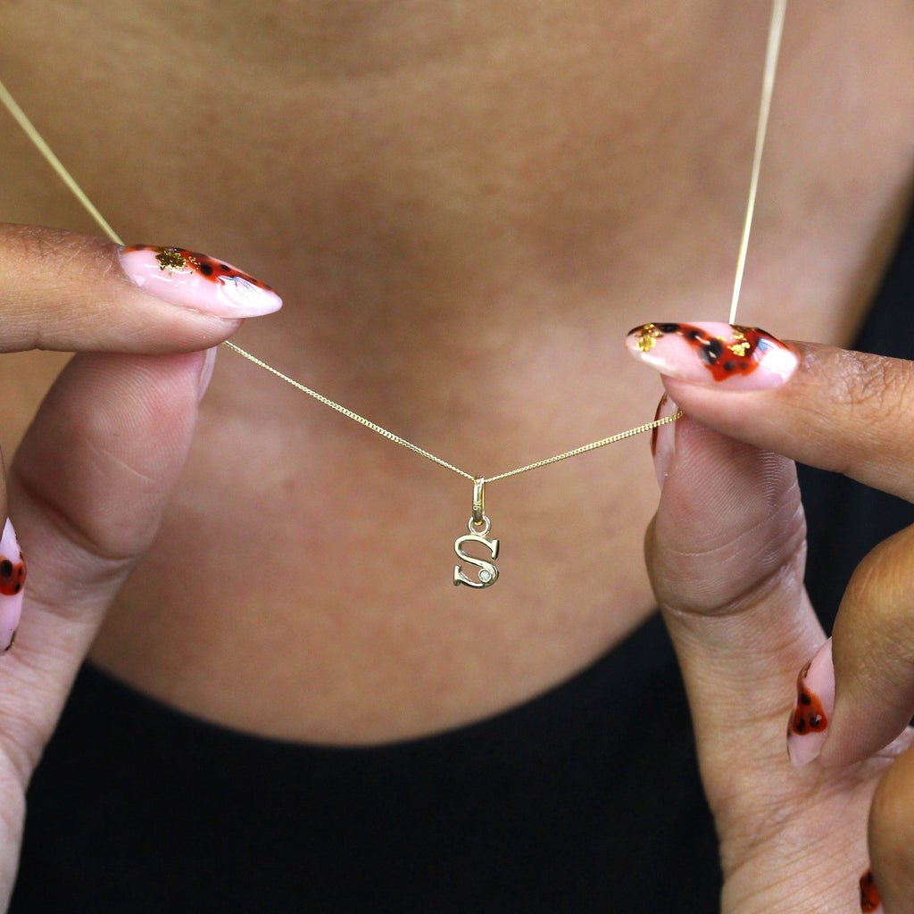 Collier initial en or 9 carats avec diamants