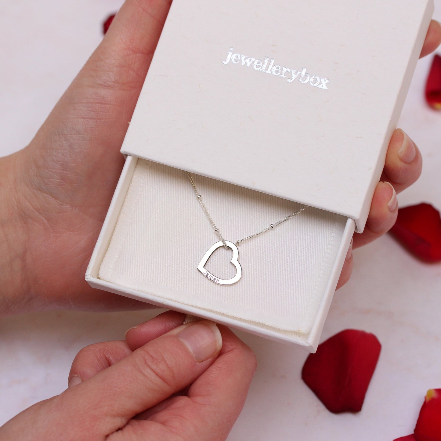 Collier personnalisé en argent sterling avec nom et cœur ouvert