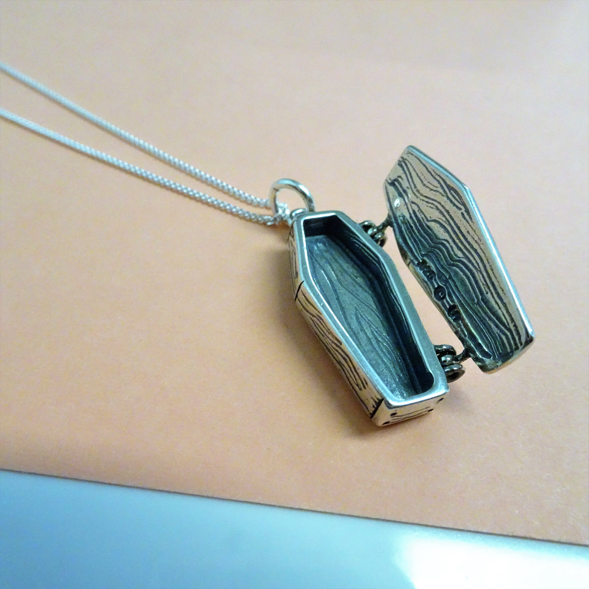 Collier cercueil ouvrant en argent sterling