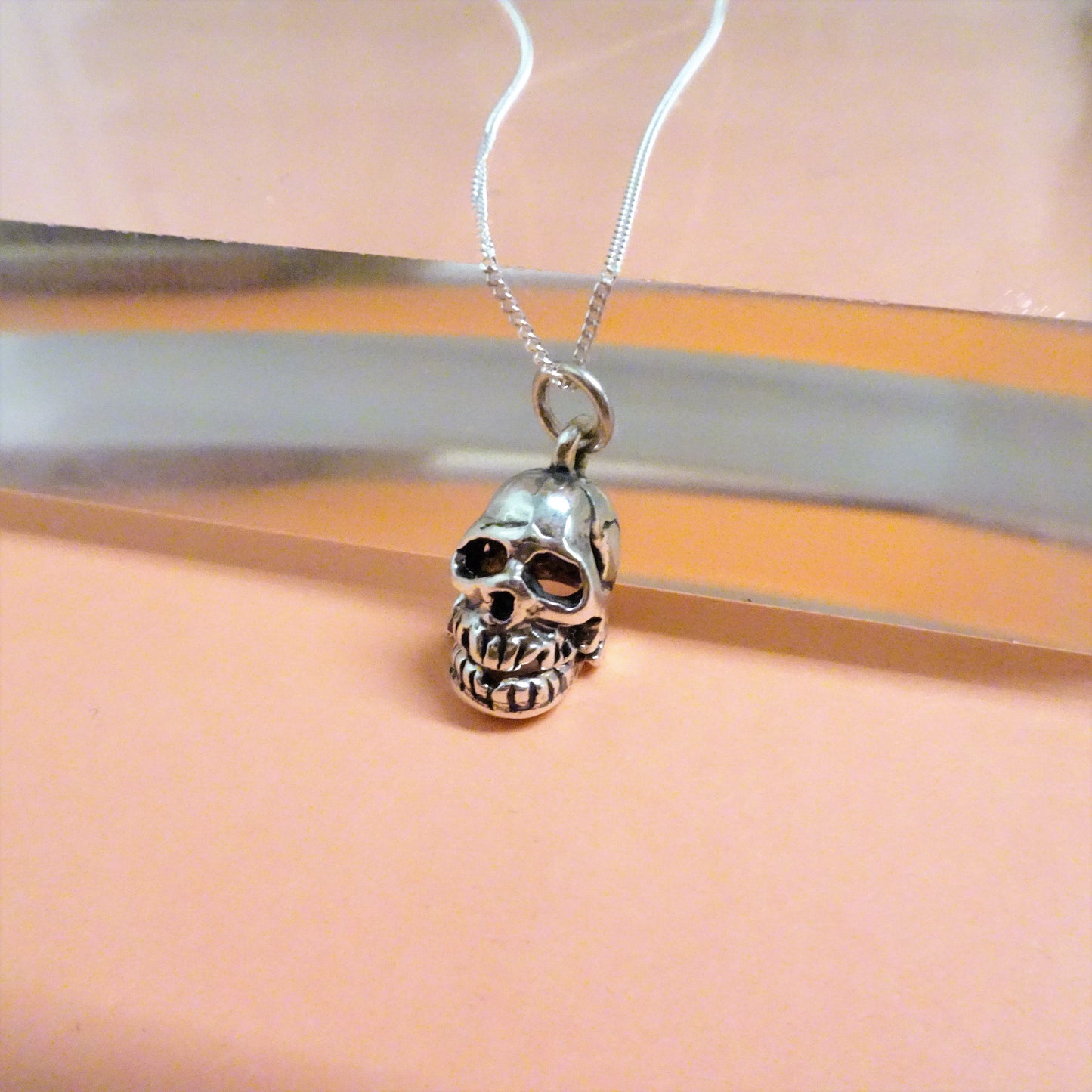 Collier en argent sterling avec tête de mort et mâchoire mobile