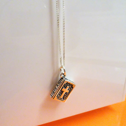 Collier en argent sterling avec la Sainte Bible