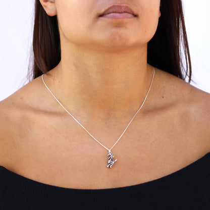 Collier en argent sterling avec sorcière sur balai