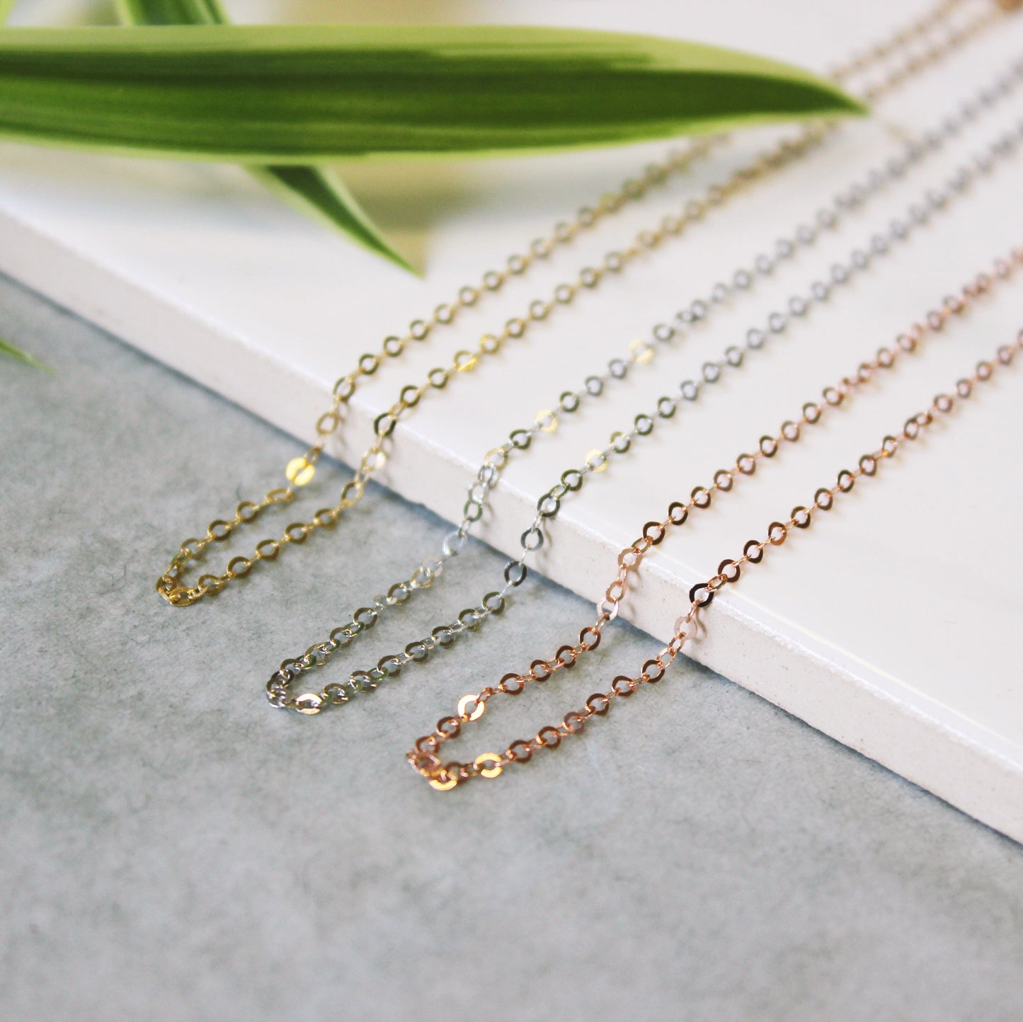 Bracelet de cheville martelé en or blanc 9 carats, 9,5 pouces