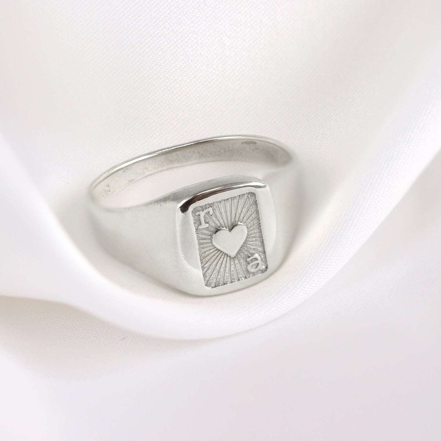Chevalière personnalisée en argent sterling avec initiales en forme de carte à jouer