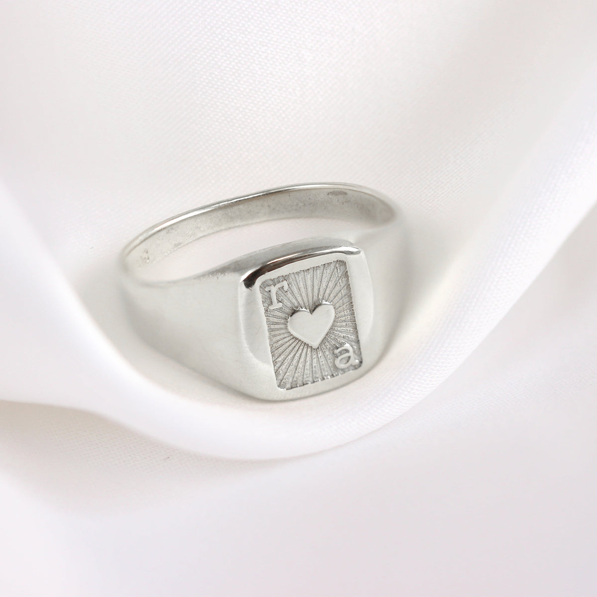 Chevalière personnalisée en argent sterling avec initiales en forme de carte à jouer