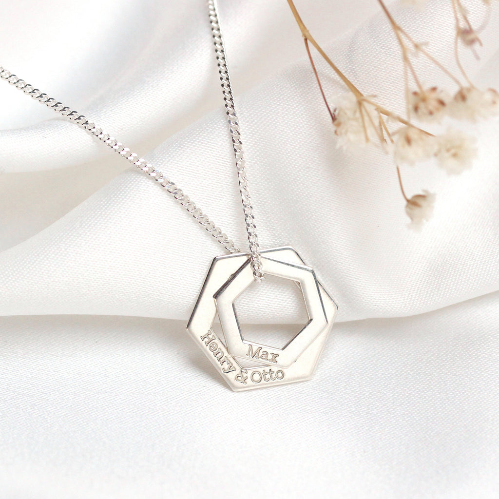 Collier hexagonal personnalisé en argent sterling avec nom de famille