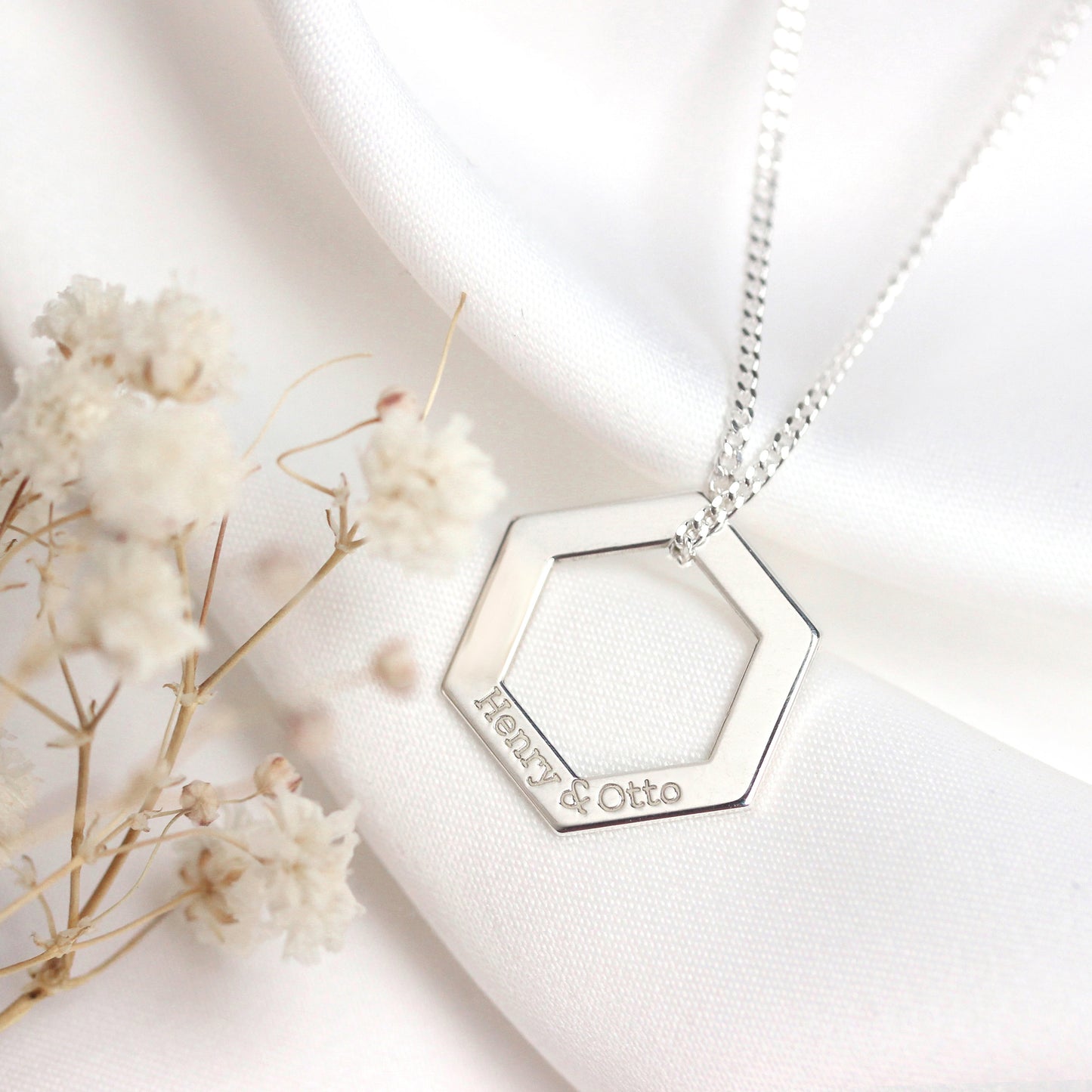 Collier hexagonal personnalisé en argent sterling avec nom de famille