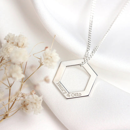 Collier hexagonal personnalisé en argent sterling avec nom de famille